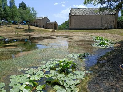 A destra il Santuario di Madonna del Lago. A sinistra l'originaria chiesetta seicentesca, adibito ora a locanda