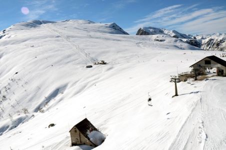 La Tura con in primo piano il Rifugio "Mettolo Castellino" (da www.cuneoholiday.com)